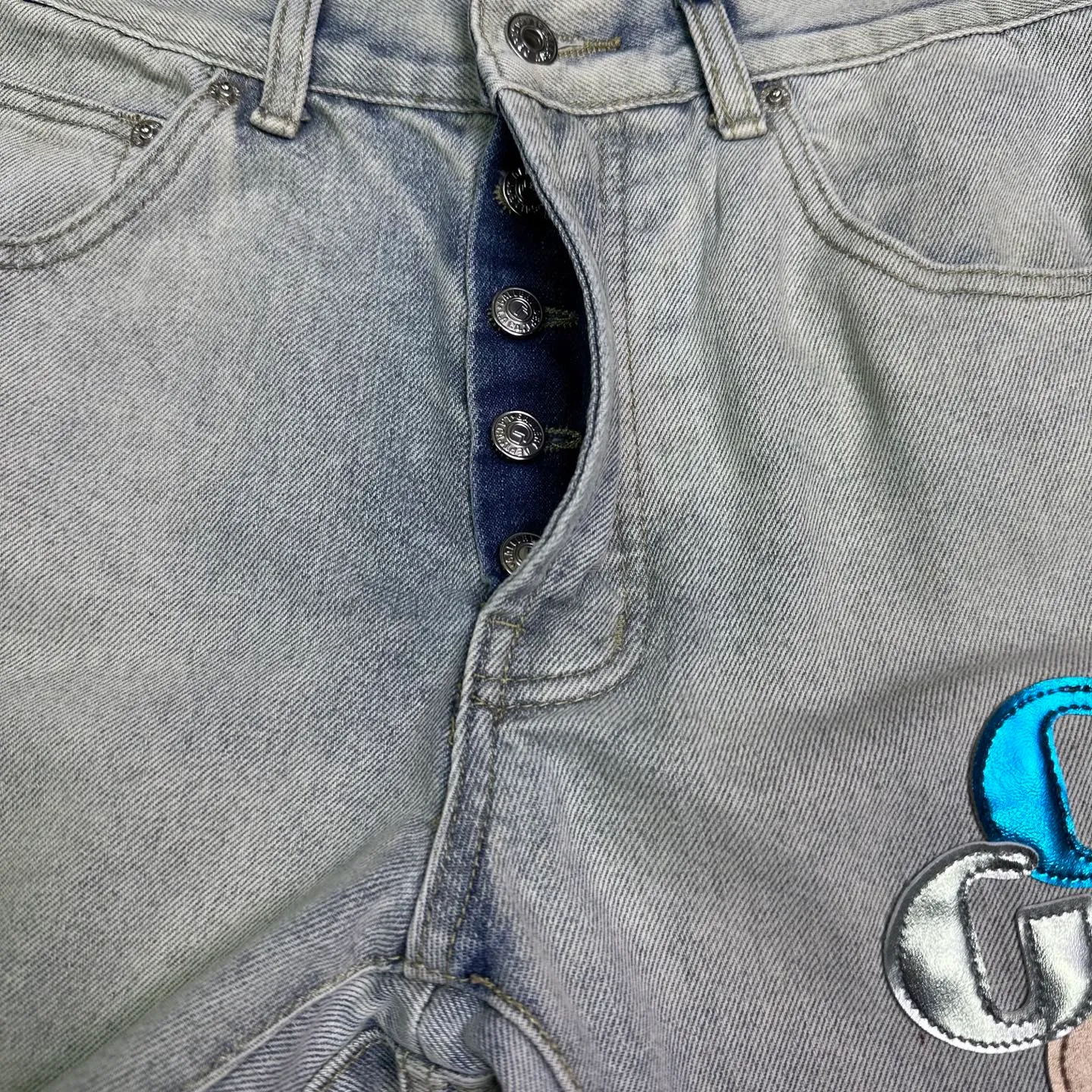 P240 GALLERY DEPT. 2026 New Colorful Skin Embroidered Letter Splicing Couple Style Washed Loose Bootcut Jeans 🔥High Version🔥High Version🔥 Top Ceiling Quality Styles with different washed textures are very friendly to people with thin legs and thick legs. The bootcut version is very flattering to the leg shape. Moderate length that never goes out of style, easy and casual to match, basic styling for various styles, a must-have in the wardrobe! The fabric is stiff but also makes the upper body soft without losing texture. The washing process is even more perfect. It is a must-have item for everyone! ! ! Washed wheat, hang tag, pants label, complete with three labels Color: light blue Size: 28, 30, 32, 34, 36 (five sizes)